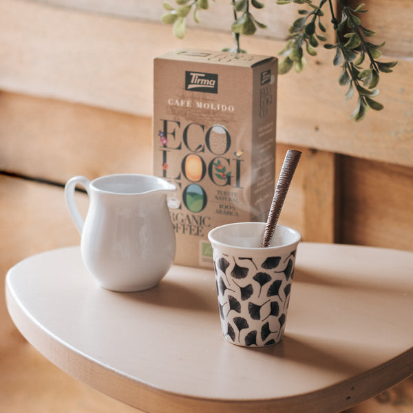 Tirma Organic Blend Coffee 250 g place next with a white mini jar glass and a cup with spoon. Spanish coffee made in Spain.