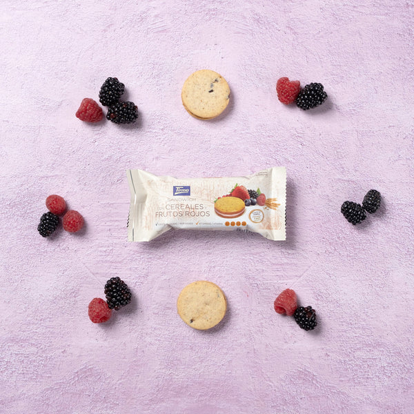 Tirma Cereal and Berry Biscuit Sandwich organized with berries and a 2 round sandwich biscuits. Spanish biscuit sandwich made in Spain.